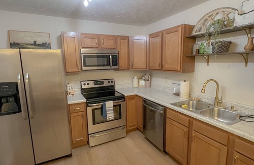 Dry Ridge Apartamento | Olive Tree Oasis - 10 Minutes to the Ark!