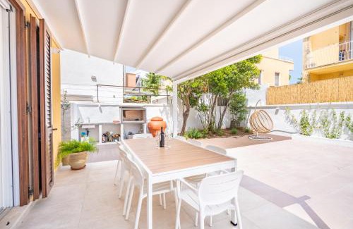 Poetto Apartamento | Oltremare, Patio, two steps from the sea