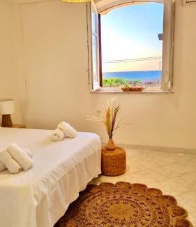 Aspra Casa | Oltremare Suite N37 Villa fronte mare con spa privata giardino vista panoramica e wifi gratuito