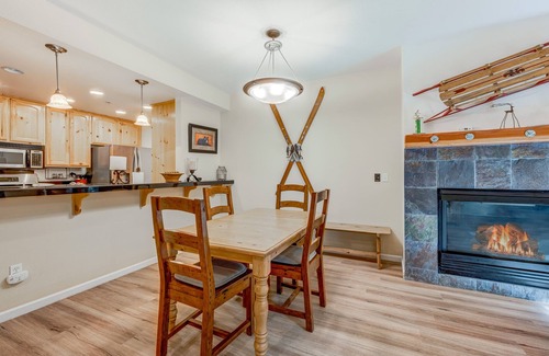 Olympic Valley Condominio | Olympic Valley condo with pool, hot tub, tennis, fireplace, & private balcony