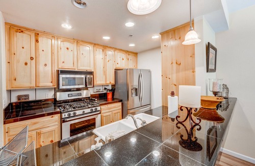 Olympic Valley Condominio | Olympic Valley condo with pool, hot tub, tennis, fireplace, & private balcony