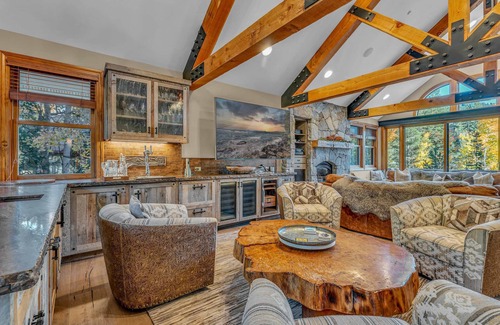 Olympic Valley Casa | Olympic Valley Getaway with Hot Tub & 2 Wet Bars
