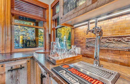 Olympic Valley Casa | Olympic Valley Getaway with Hot Tub & 2 Wet Bars