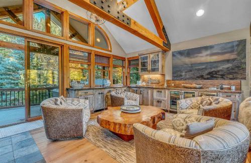 Olympic Valley Casa | Olympic Valley Getaway with Hot Tub & 2 Wet Bars