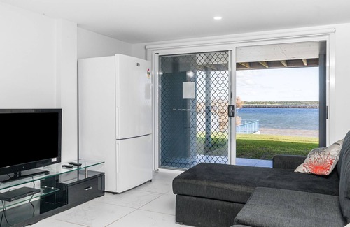 Iluka Casa | Omaroo - Absolute waterfront location