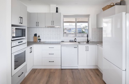 Gwandalan Casa | Omaroo: Lakefront Home for families or couples. Walking distance to Club & Shops