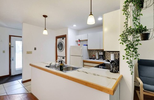 East Stroudsburg Casa | Omega · Omega Lounge -2BR Townhouse w/ Jacuzzi-Shawnee Mtn