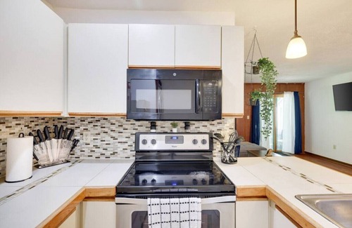 East Stroudsburg Casa | Omega · Omega Lounge -2BR Townhouse w/ Jacuzzi-Shawnee Mtn
