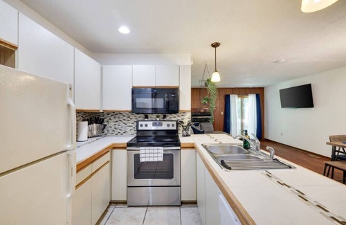 East Stroudsburg Casa | Omega · Omega Lounge -2BR Townhouse w/ Jacuzzi-Shawnee Mtn