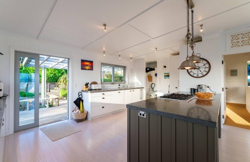 Omiha Casa | Ōmiha Oasis - Ōmiha Oasis is a premium family holiday home with spectacular views and wonderful amenities set in the tranquil surroundings of Ōmiha (Rocky Bay), Waiheke Island. The property has three bedrooms and two bathrooms, making it perfect for