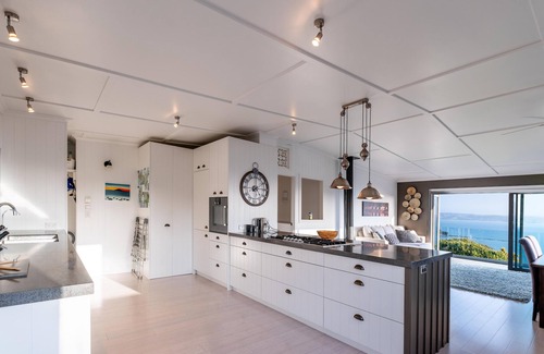 Omiha Casa | Ōmiha Oasis - Ōmiha Oasis is a premium family holiday home with spectacular views and wonderful amenities set in the tranquil surroundings of Ōmiha (Rocky Bay), Waiheke Island. The property has three bedrooms and two bathrooms, making it perfect for