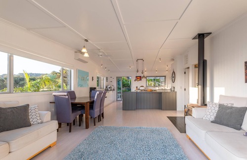 Omiha Casa | Ōmiha Oasis - Ōmiha Oasis is a premium family holiday home with spectacular views and wonderful amenities set in the tranquil surroundings of Ōmiha (Rocky Bay), Waiheke Island. The property has three bedrooms and two bathrooms, making it perfect for