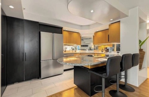 Downtown Honolulu Apartamento | OmniView Sunset Penthouse : Mountain, Ocean, City