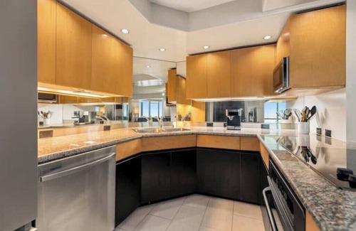 Downtown Honolulu Apartamento | OmniView Sunset Penthouse : Mountain, Ocean, City