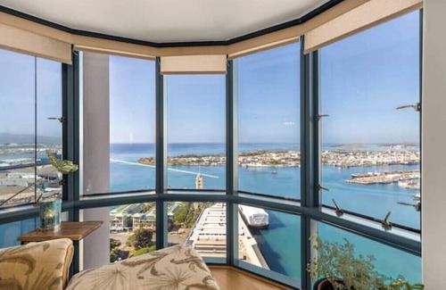Downtown Honolulu Apartamento | OmniView Sunset Penthouse : Mountain, Ocean, City