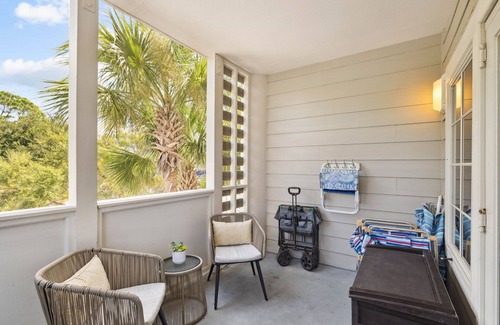 Cassine Village Condominio | ON 30A~Brand new public beach access~2 minute walk to the beach~Bike to Seaside!