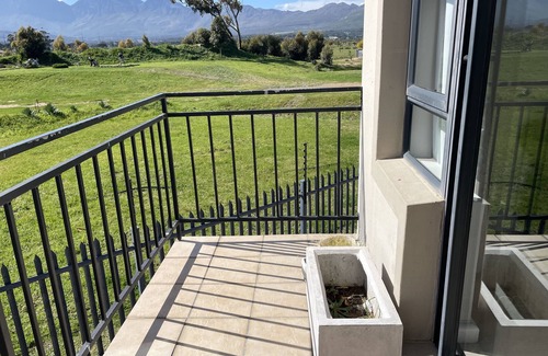Gordon's Bay Apartamento | On a golf estate with Mountain views. 4km from the Beach