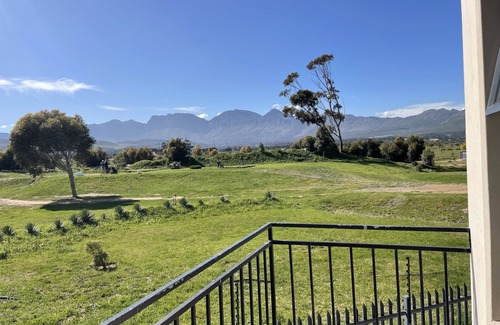 Gordon's Bay Apartamento | On a golf estate with Mountain views. 4km from the Beach