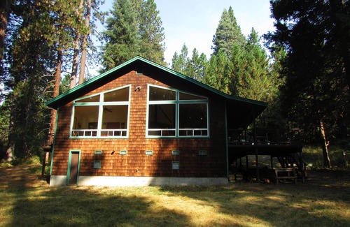 McCloud Casa | En un prado por un arroyo en la sombra del Monte Shasta - Wifi libre más 8 plazas +