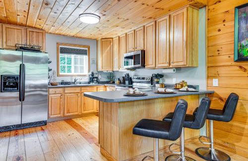 Farmington Casa | On Baxter Lake Wooded Retreat Near Trails