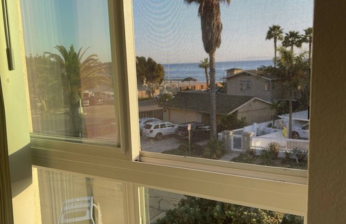 Carpinteria Condominio | En Beach Road! Hermoso condominio! Pasos a la playa! Vistas al mar!