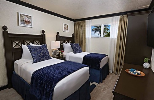Cocoa Beach Complejo | On Cocoa Beach beach 2bd, 2 bath, condo kitchen, dining and living roomnSleeps 6