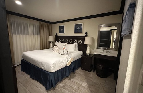 Cocoa Beach Complejo | On Cocoa Beach beach 2bd, 2 bath, condo kitchen, dining and living roomnSleeps 6