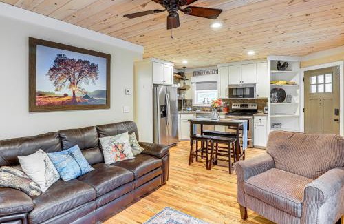 Hendersonville Casa | On Farm Charming Hendersonville Retreat!