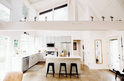 Princeville Casa | On Golf Course, Cedar Hot Tub, Walk to Beach, Market, Trails! BOHO Modern