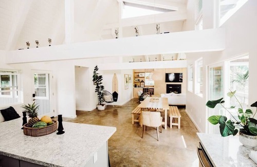 Princeville Casa | On Golf Course, Cedar Hot Tub, Walk to Beach, Market, Trails! BOHO Modern