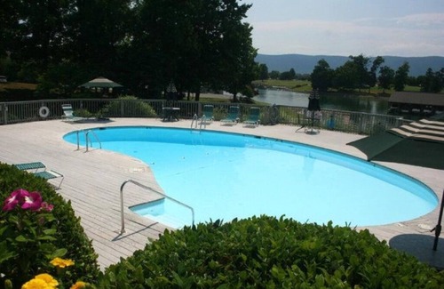 North Shore Condominio | ON LAKE TIME: Lakefront Condo with Beautiful Views of Smith Mountain Lake