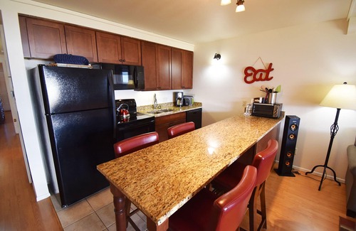 Dillon Condominio | Frente al lago, planta baja, vistas a la montaña, patio, chimenea. Complejo Hot Tub, Cerca del Anfiteatro, Marina