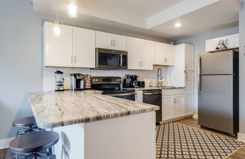 Downtown Nashville Condominio | On Music Row this condo is walkable to Demonbruen, The Gulch, Midtown, Lower Broadway, and Vandy.