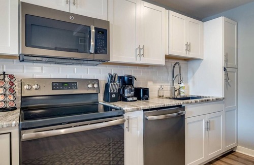 Downtown Nashville Condominio | On Music Row this condo is walkable to Demonbruen, The Gulch, Midtown, Lower Broadway, and Vandy.