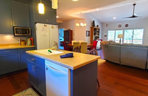 Eureka Springs Casa | ON QUIET MOUNTAIN SIDE WITH BEAUTIFUL WOODED VIEWS