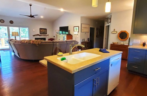 Eureka Springs Casa | ON QUIET MOUNTAIN SIDE WITH BEAUTIFUL WOODED VIEWS
