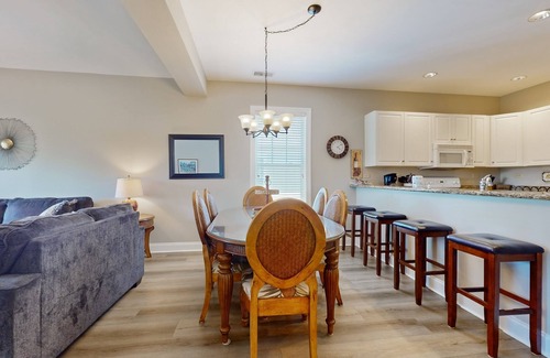 Carolina Forest Condominio | On-site golf condo with scenic balcony, pool access, AC, W/D, & full kitchen