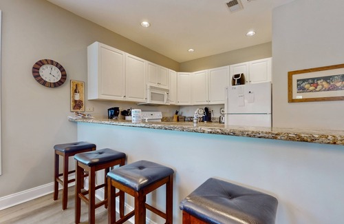 Carolina Forest Condominio | On-site golf condo with scenic balcony, pool access, AC, W/D, & full kitchen