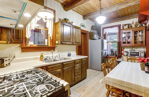 McClellandtown Casa | On-Site Winery & Historic Charm: Uniontown Escape