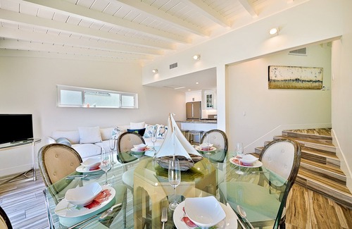 La Playa Casa | On The Beach Casita Book - beautiful Spanish 1 bedroom, with bay front access.