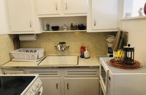 Belle Vista Apartamento | On the Beach - Cozy Ground Floor Family Retreat, Patio, Yard, Beach Access
