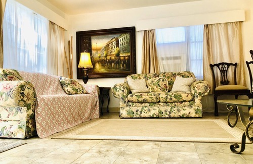 Belle Vista Apartamento | On the Beach - Cozy Ground Floor Family Retreat, Patio, Yard, Beach Access
