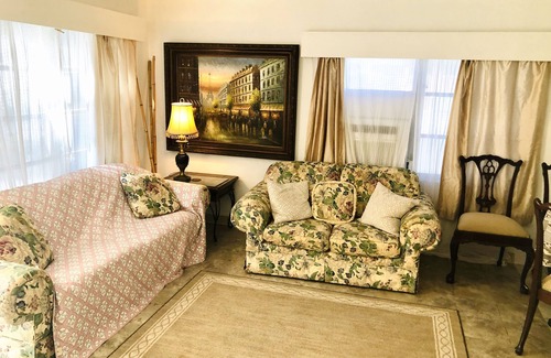 Belle Vista Apartamento | On the Beach - Cozy Ground Floor Family Retreat, Patio, Yard, Beach Access