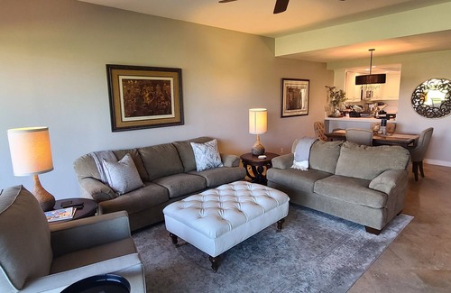 Rancho Mirage Condominio | Completamente actualizado! Disfrute de golf, tenis y pickleball. Minutos de la clase mundial Entrar