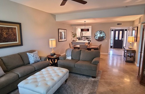 Rancho Mirage Condominio | Completamente actualizado! Disfrute de golf, tenis y pickleball. Minutos de la clase mundial Entrar