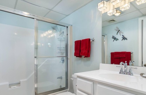 Spruce Pine Condominio | ON the Golf Course, Views, Explore the Blue Ridge Mountains!