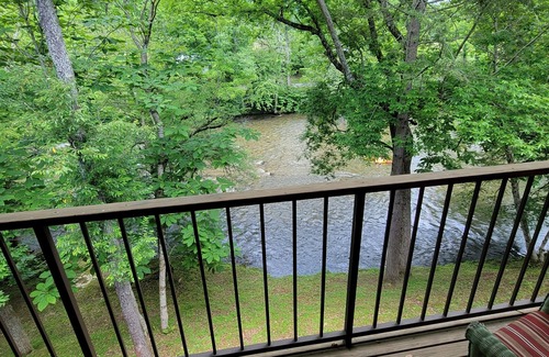 Townsend Casa | On the Little River in the heart of Townsend, with a beautiful view!