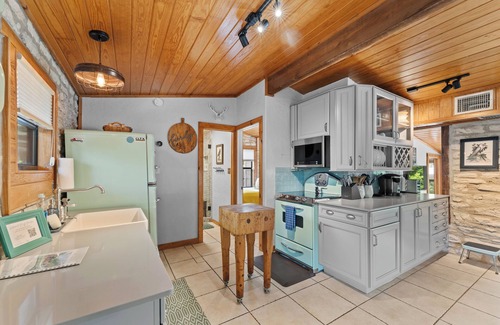 Canyon Lake Cabina | ON the River! Free Paddleboards, Kayaks, Tubes, Fishin' Gear -Boutique Gem for 6