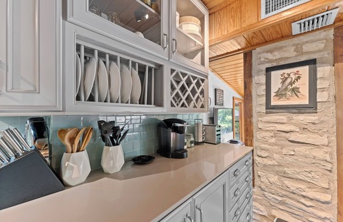 Canyon Lake Cabina | ON the River! Free Paddleboards, Kayaks, Tubes, Fishin' Gear -Boutique Gem for 6