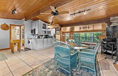 Canyon Lake Cabina | ON the River! Free Paddleboards, Kayaks, Tubes, Fishin' Gear -Boutique Gem for 6